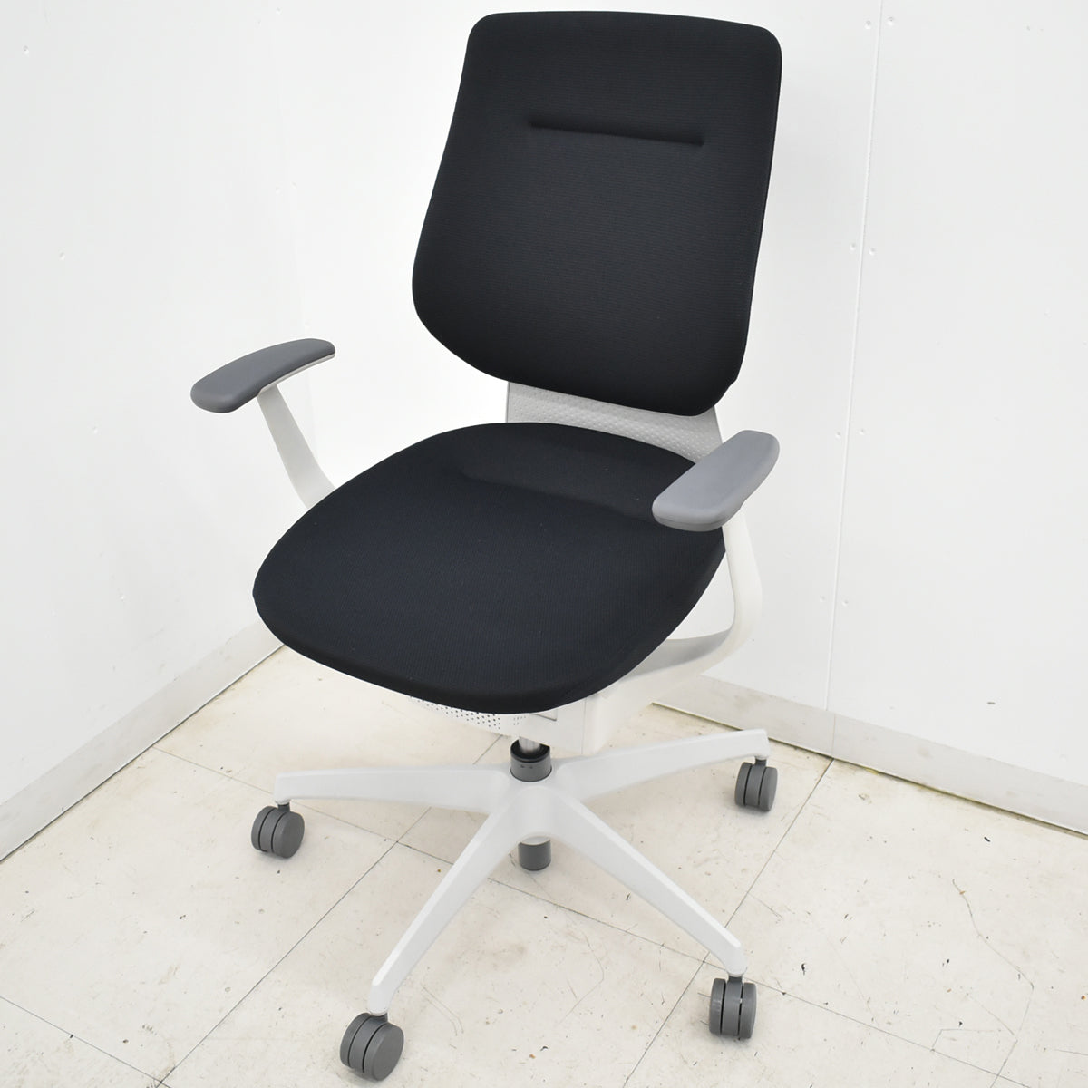 【中古】コクヨ　イング　固定肘　バーチカルタイプ　ブラック×ホワイトグレー　2026010805【中古オフィス家具】