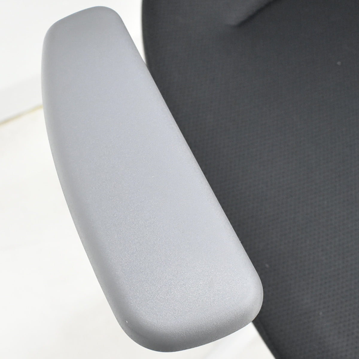 【中古】コクヨ　イング　固定肘　バーチカルタイプ　ブラック×ホワイトグレー　2026010805【中古オフィス家具】