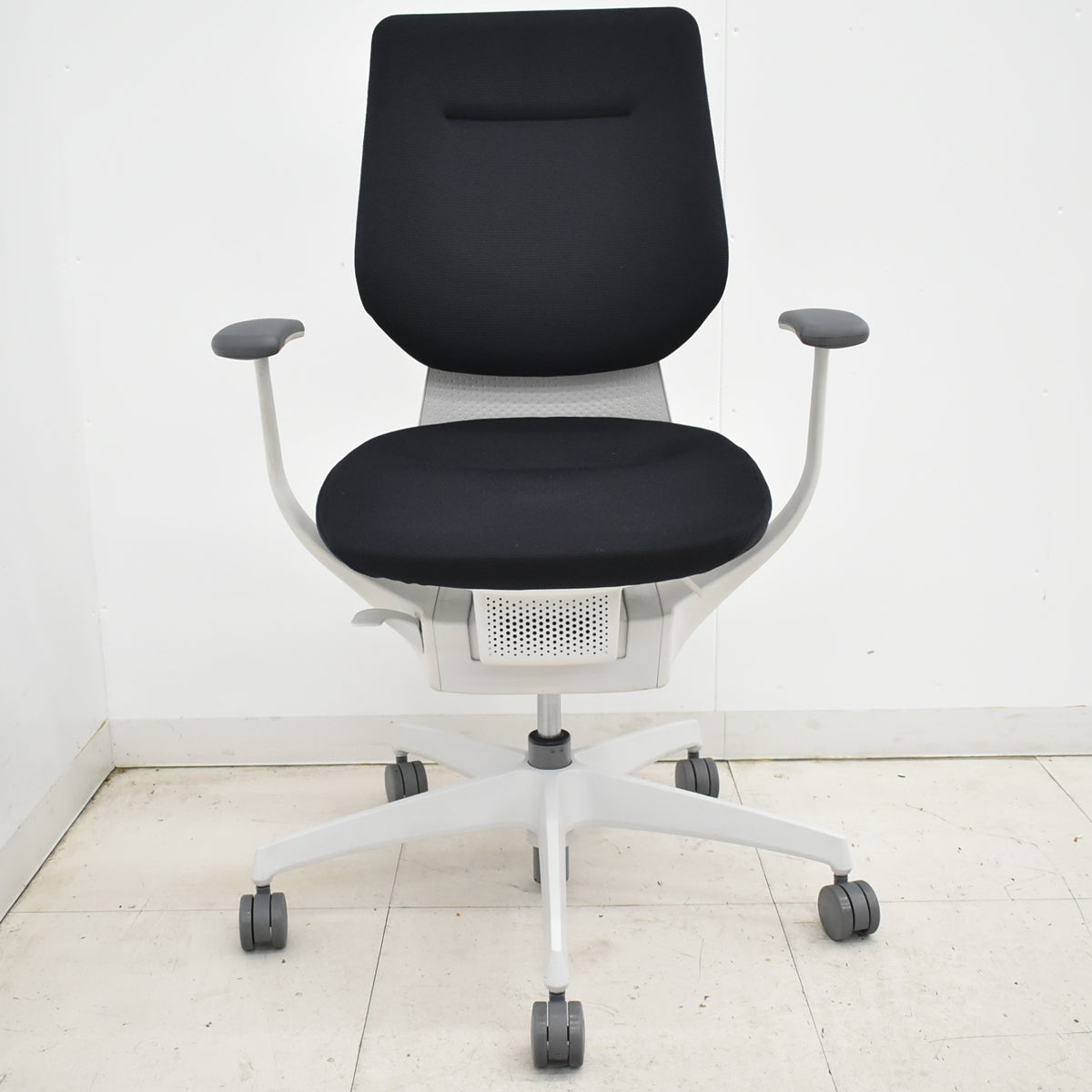 【中古】コクヨ　イング　固定肘　バーチカルタイプ　ブラック×ホワイトグレー　2026010805【中古オフィス家具】