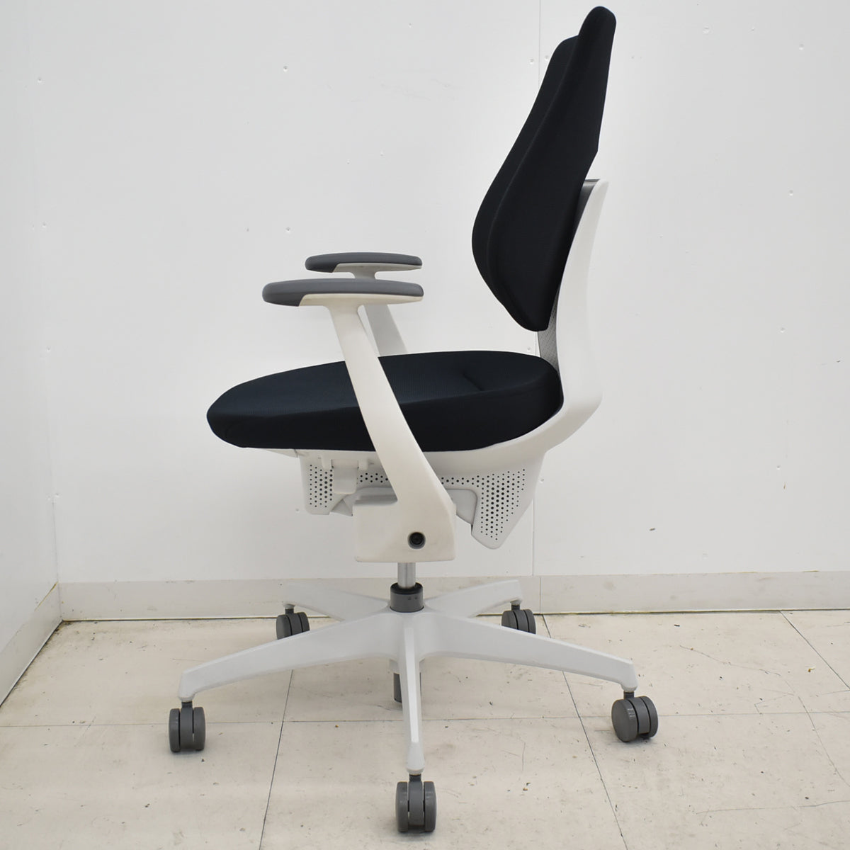 【中古】コクヨ　イング　固定肘　バーチカルタイプ　ブラック×ホワイトグレー　2026010805【中古オフィス家具】