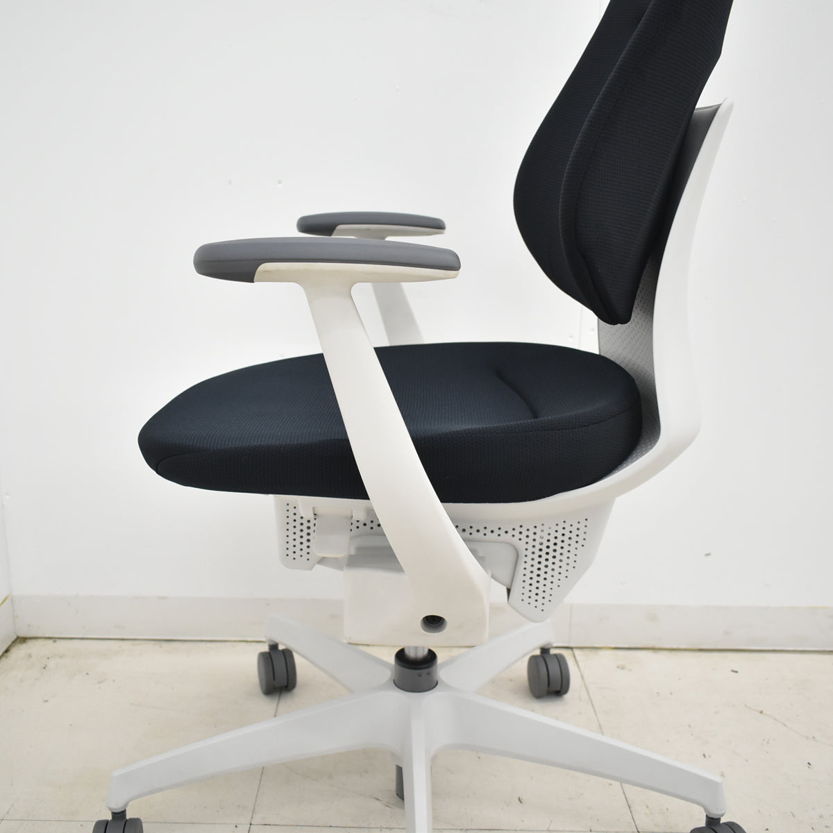 【中古】コクヨ　イング　固定肘　バーチカルタイプ　ブラック×ホワイトグレー　2026010805【中古オフィス家具】