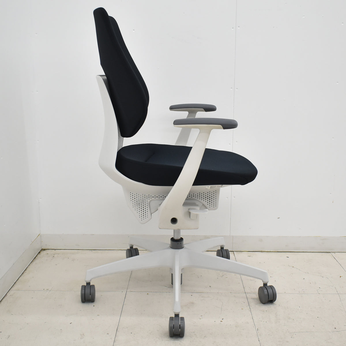 【中古】コクヨ　イング　固定肘　バーチカルタイプ　ブラック×ホワイトグレー　2026010805【中古オフィス家具】