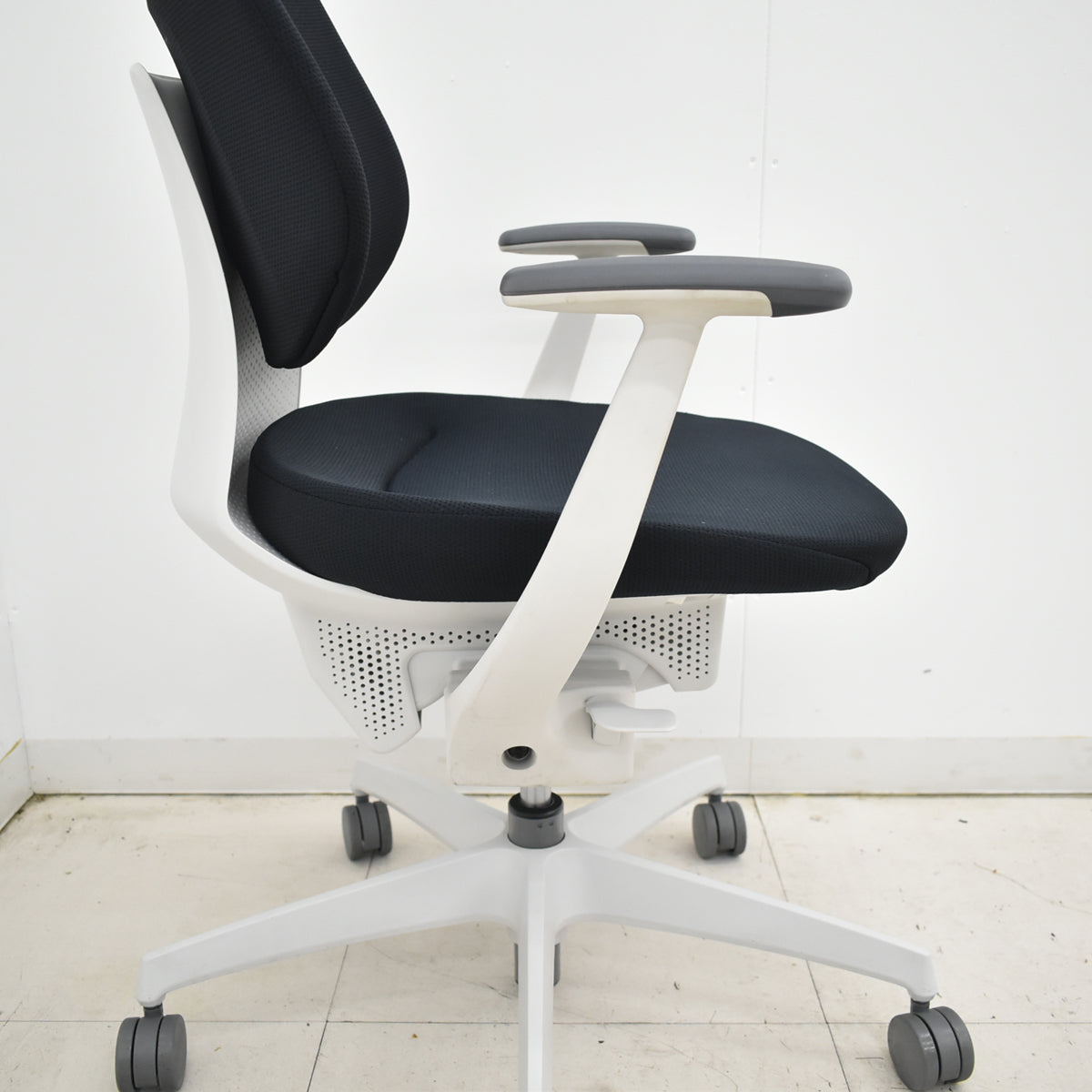 【中古】コクヨ　イング　固定肘　バーチカルタイプ　ブラック×ホワイトグレー　2026010805【中古オフィス家具】