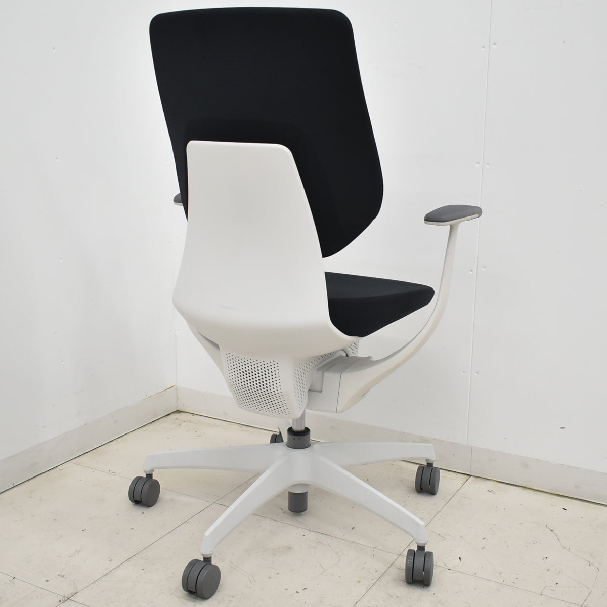 【中古】コクヨ　イング　固定肘　バーチカルタイプ　ブラック×ホワイトグレー　2026010805【中古オフィス家具】