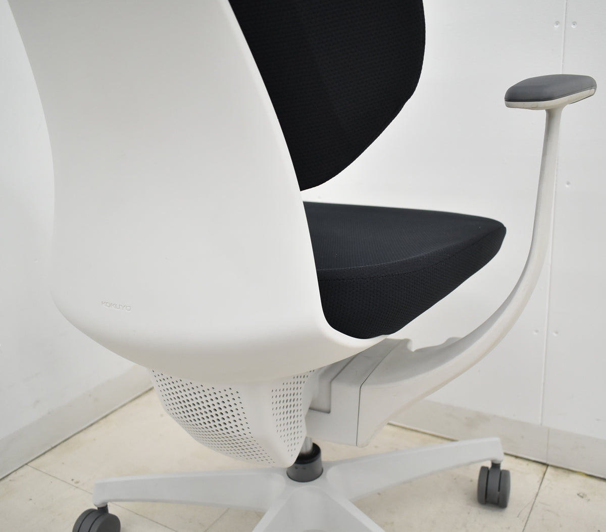 【中古】コクヨ　イング　固定肘　バーチカルタイプ　ブラック×ホワイトグレー　2026010805【中古オフィス家具】