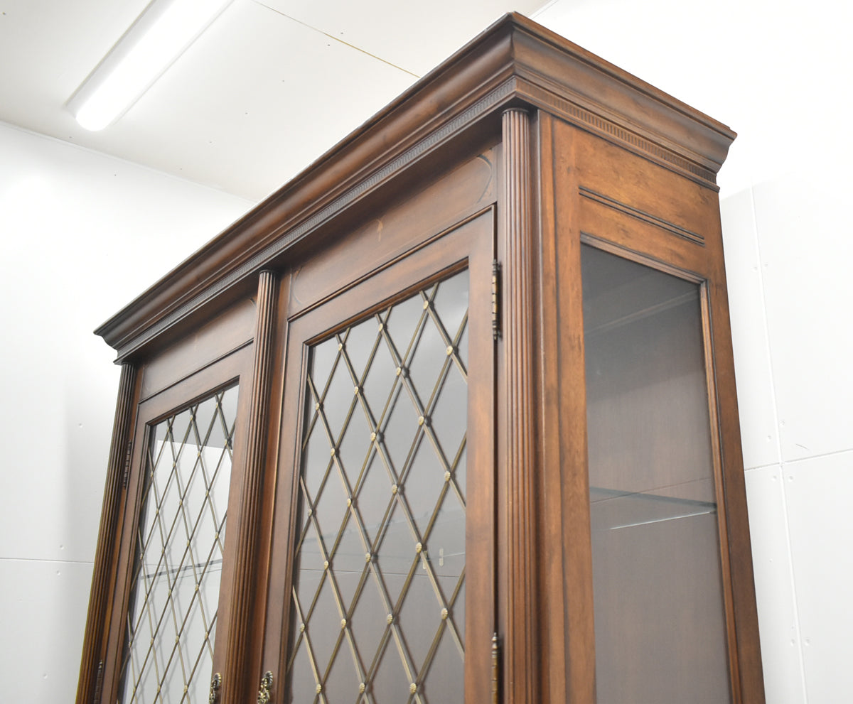 【中古】ドレクセルヘリテイジ　コヴィントンパークコレクション　飾り棚　照明付　全幅1585　木製　2026012002【中古オフィス家具】