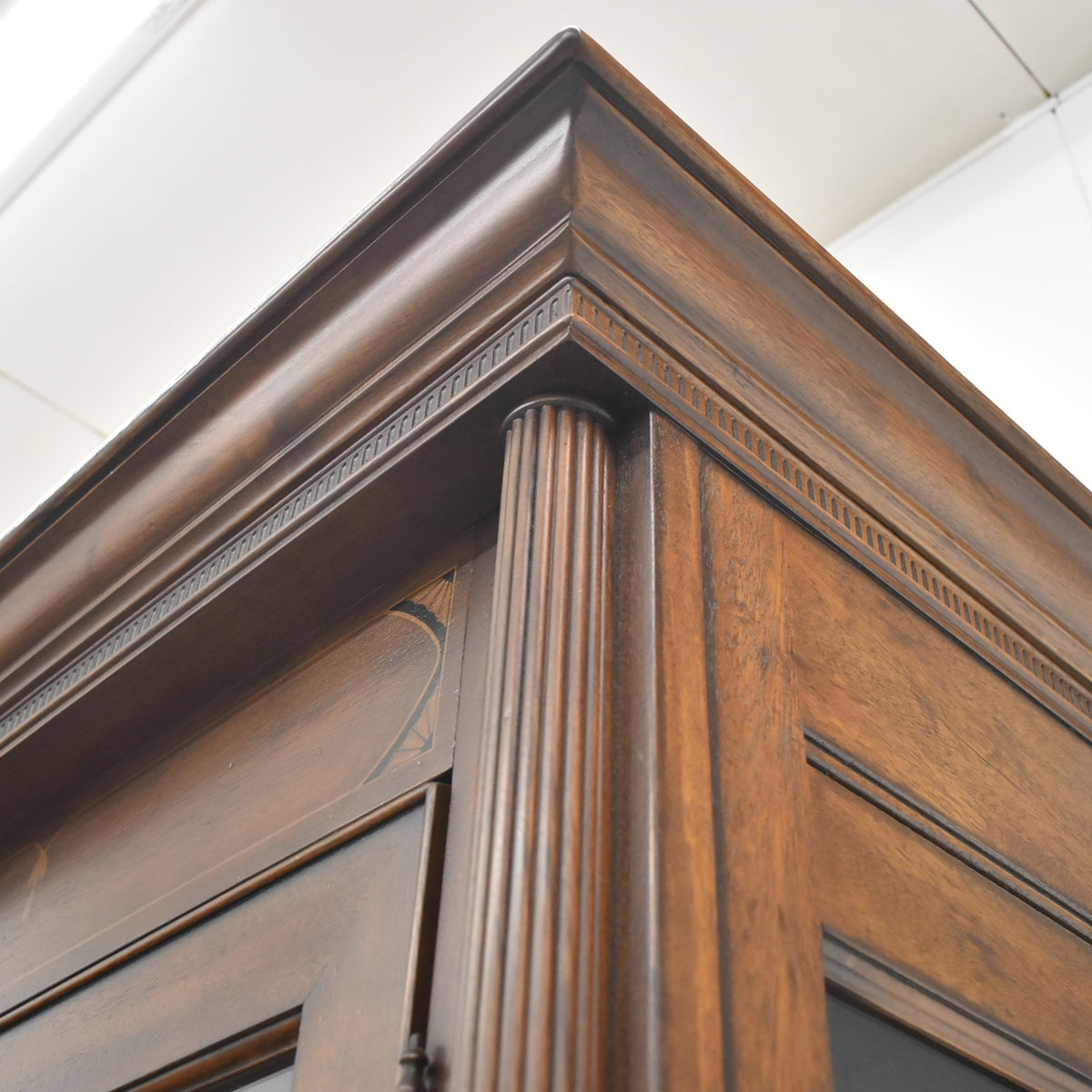 【中古】ドレクセルヘリテイジ　コヴィントンパークコレクション　飾り棚　照明付　全幅1585　木製　2026012002【中古オフィス家具】