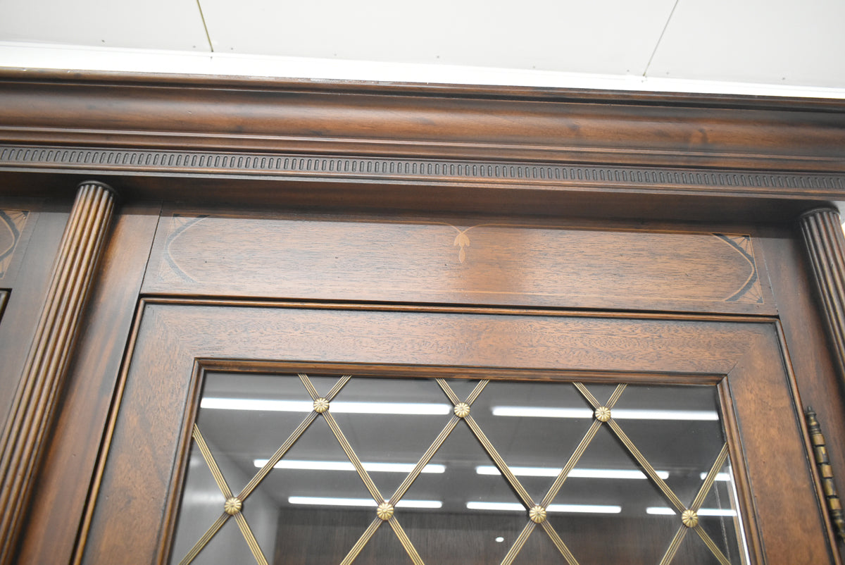 【中古】ドレクセルヘリテイジ　コヴィントンパークコレクション　飾り棚　照明付　全幅1585　木製　2026012002【中古オフィス家具】