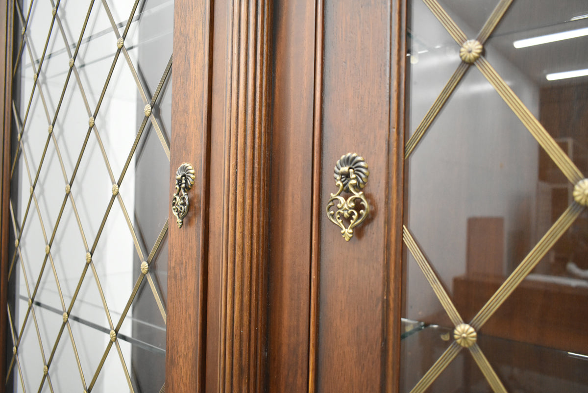 【中古】ドレクセルヘリテイジ　コヴィントンパークコレクション　飾り棚　照明付　全幅1585　木製　2026012002【中古オフィス家具】