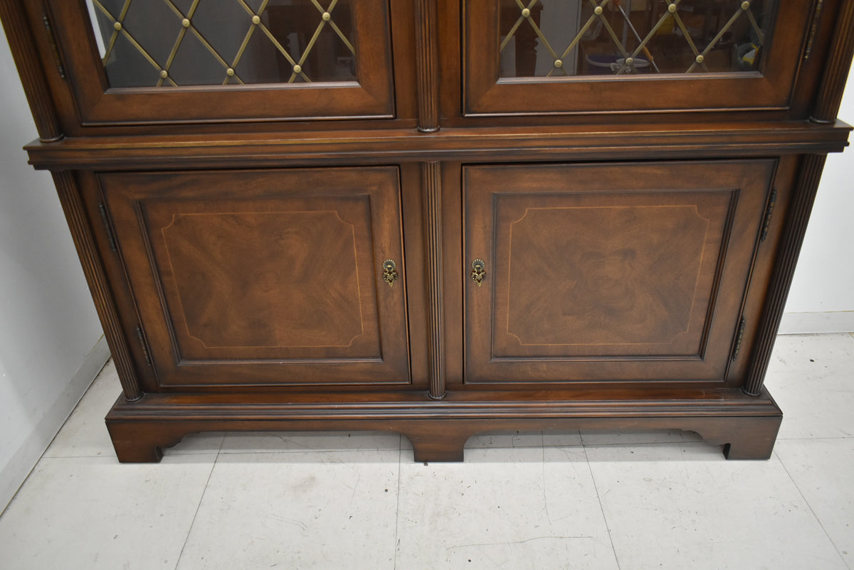 【中古】ドレクセルヘリテイジ　コヴィントンパークコレクション　飾り棚　照明付　全幅1585　木製　2026012002【中古オフィス家具】