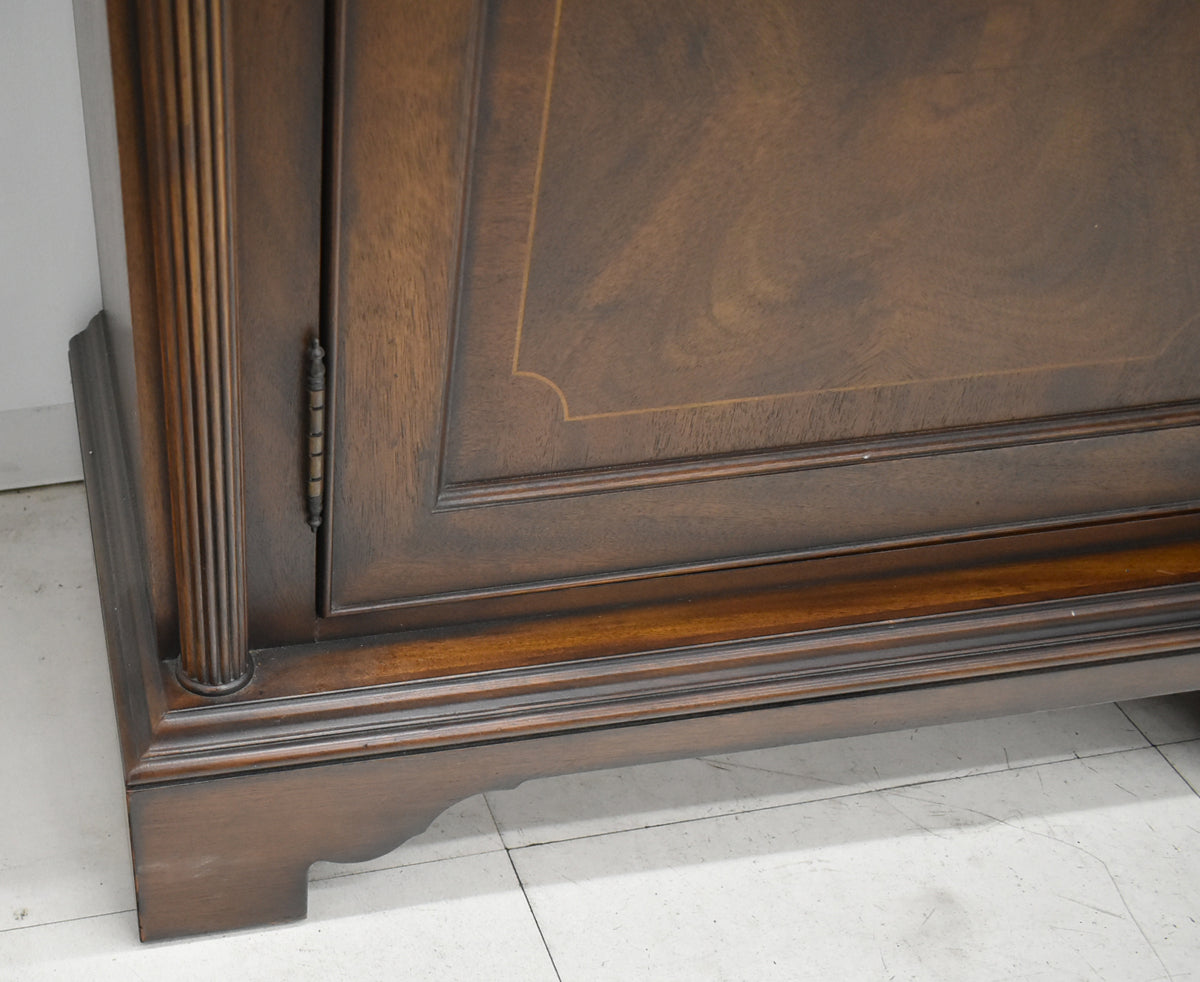 【中古】ドレクセルヘリテイジ　コヴィントンパークコレクション　飾り棚　照明付　全幅1585　木製　2026012002【中古オフィス家具】