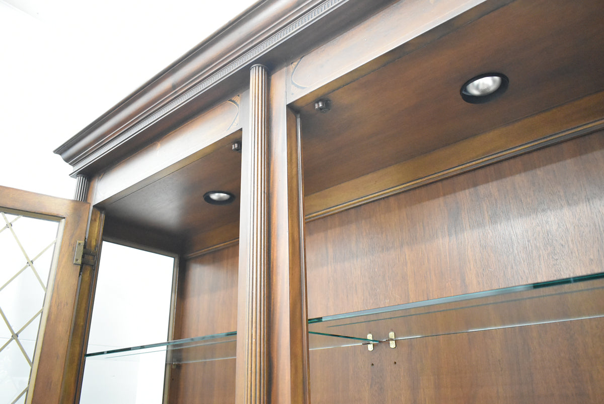 【中古】ドレクセルヘリテイジ　コヴィントンパークコレクション　飾り棚　照明付　全幅1585　木製　2026012002【中古オフィス家具】