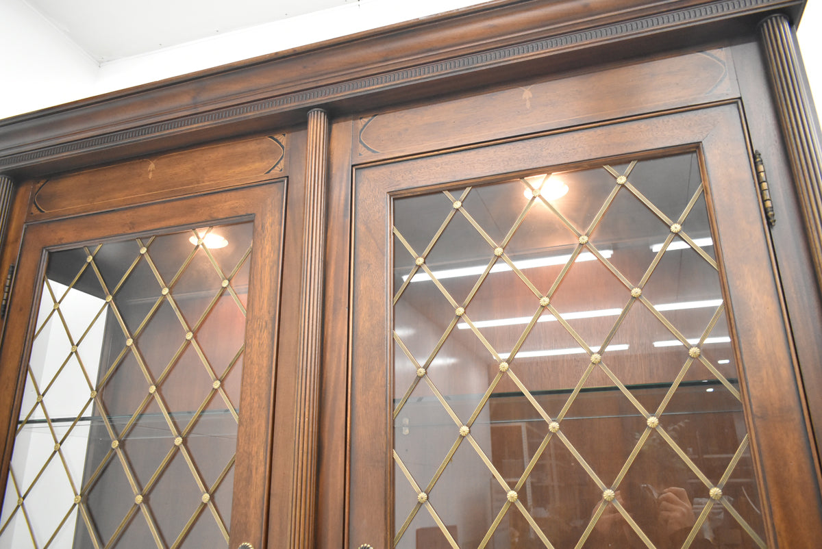 【中古】ドレクセルヘリテイジ　コヴィントンパークコレクション　飾り棚　照明付　全幅1585　木製　2026012002【中古オフィス家具】