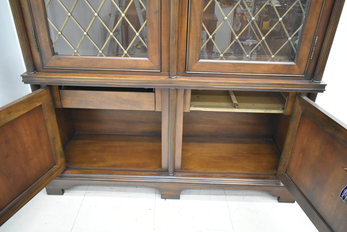 【中古】ドレクセルヘリテイジ　コヴィントンパークコレクション　飾り棚　照明付　全幅1585　木製　2026012002【中古オフィス家具】