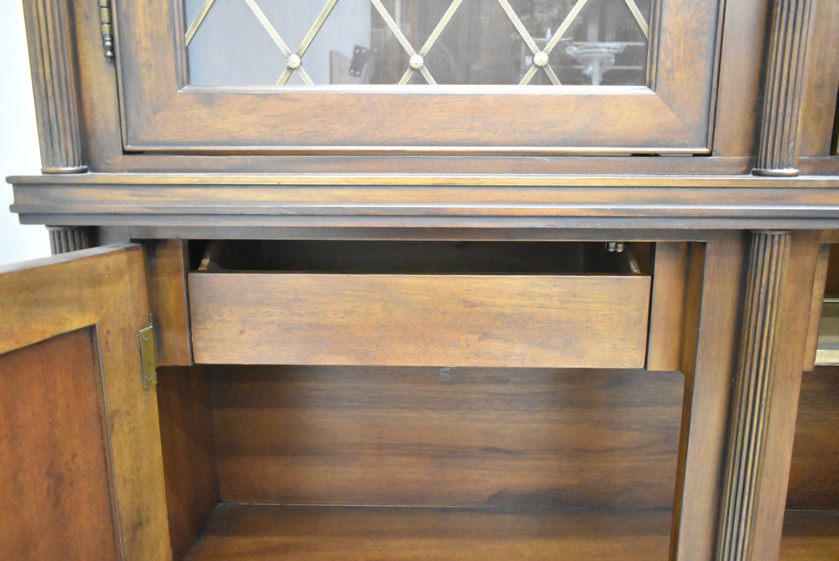 【中古】ドレクセルヘリテイジ　コヴィントンパークコレクション　飾り棚　照明付　全幅1585　木製　2026012002【中古オフィス家具】