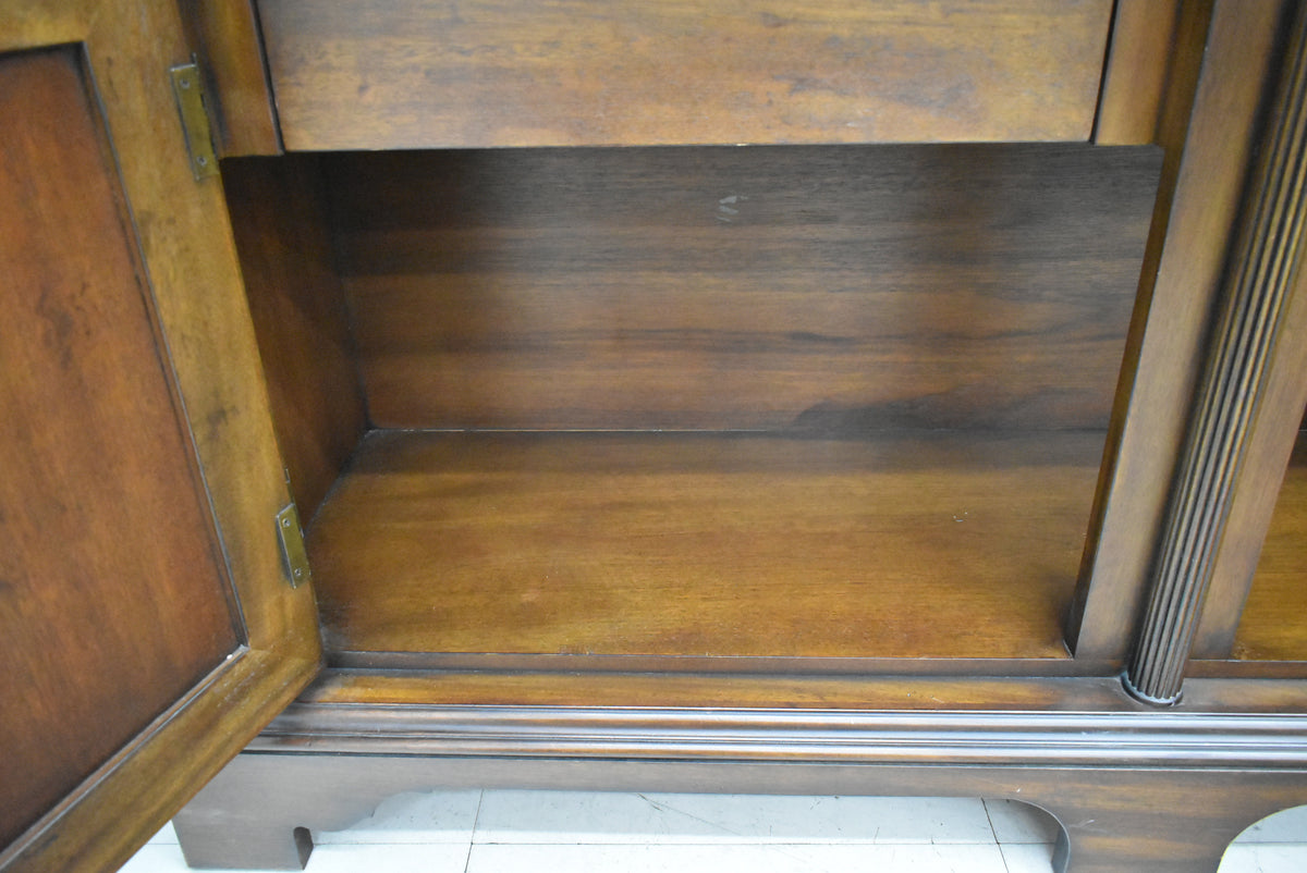 【中古】ドレクセルヘリテイジ　コヴィントンパークコレクション　飾り棚　照明付　全幅1585　木製　2026012002【中古オフィス家具】