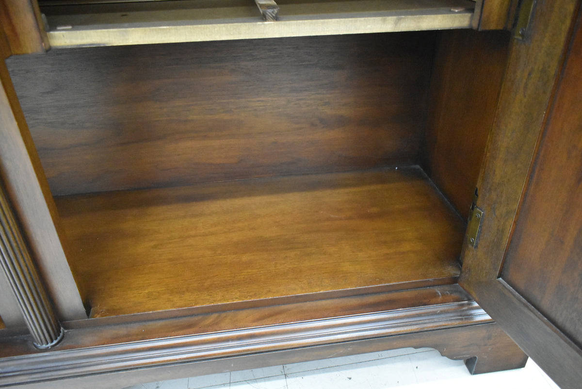 【中古】ドレクセルヘリテイジ　コヴィントンパークコレクション　飾り棚　照明付　全幅1585　木製　2026012002【中古オフィス家具】