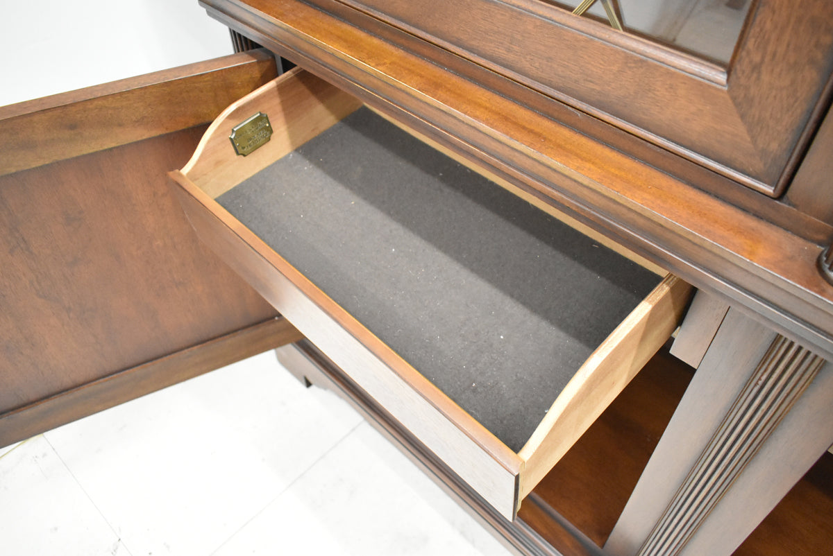 【中古】ドレクセルヘリテイジ　コヴィントンパークコレクション　飾り棚　照明付　全幅1585　木製　2026012002【中古オフィス家具】