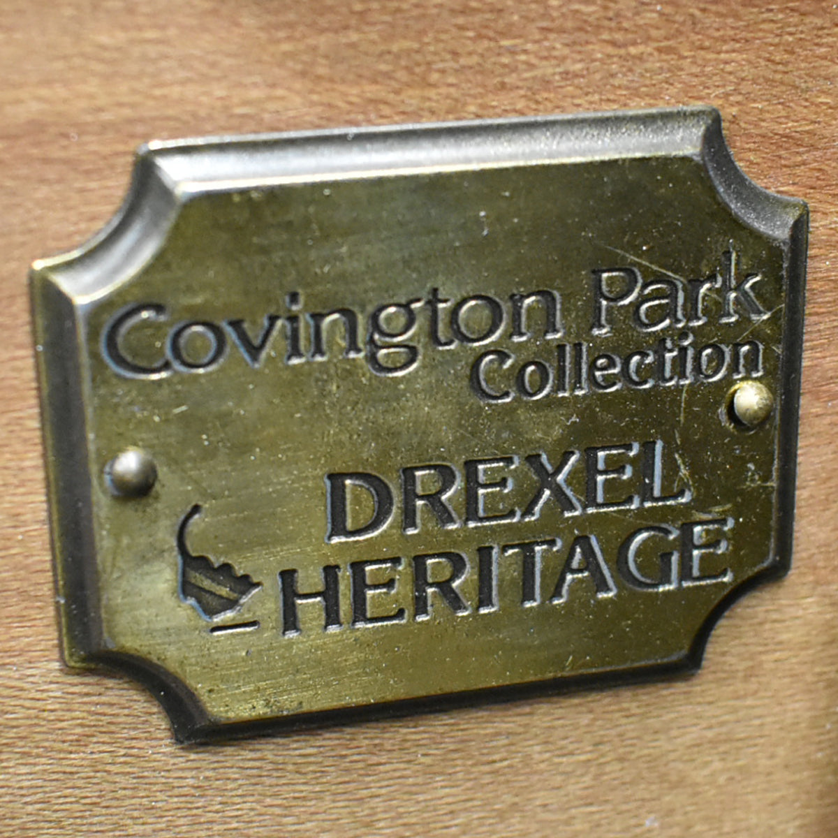 【中古】ドレクセルヘリテイジ　コヴィントンパークコレクション　飾り棚　照明付　全幅1585　木製　2026012002【中古オフィス家具】