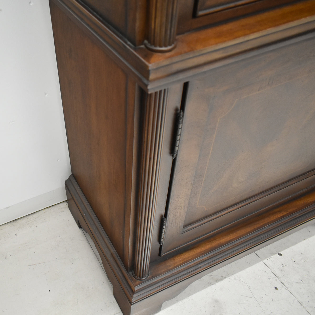 【中古】ドレクセルヘリテイジ　コヴィントンパークコレクション　飾り棚　照明付　全幅1585　木製　2026012002【中古オフィス家具】