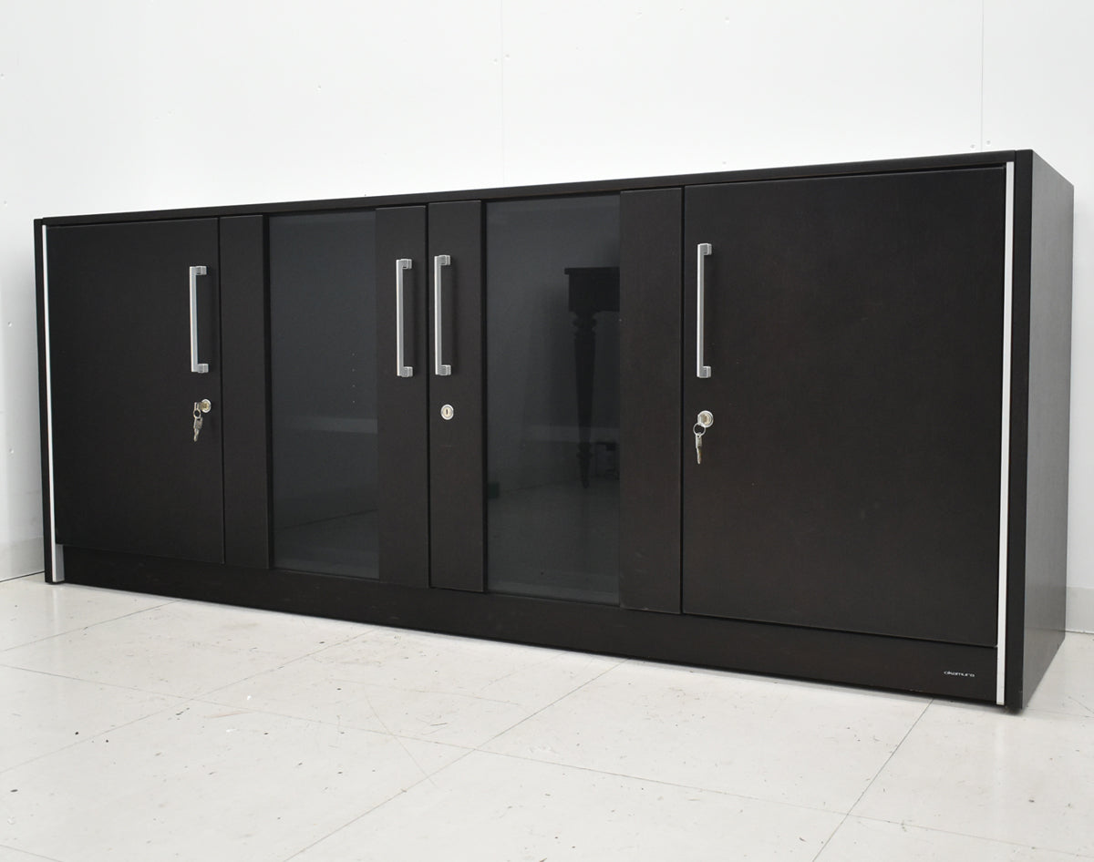 【中古】オカムラ　マスターラインII　クレデンザ（サイドボード）ガラス扉タイプ　ソフトクローズ機能　幅1840　ダークブラウン　2026012104【中古オフィス家具】