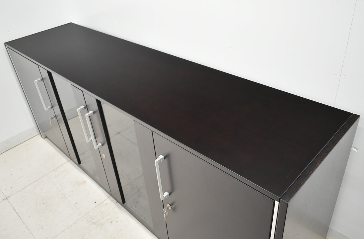 【中古】オカムラ　マスターラインII　クレデンザ（サイドボード）ガラス扉タイプ　ソフトクローズ機能　幅1840　ダークブラウン　2026012104【中古オフィス家具】