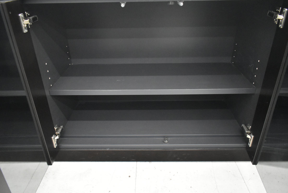 【中古】オカムラ　マスターラインII　クレデンザ（サイドボード）ガラス扉タイプ　ソフトクローズ機能　幅1840　ダークブラウン　2026012104【中古オフィス家具】