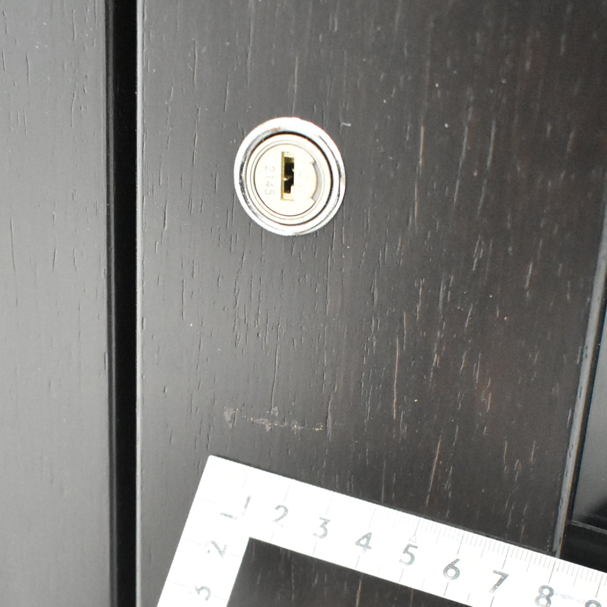 【中古】オカムラ　マスターラインII　クレデンザ（サイドボード）ガラス扉タイプ　ソフトクローズ機能　幅1840　ダークブラウン　2026012104【中古オフィス家具】