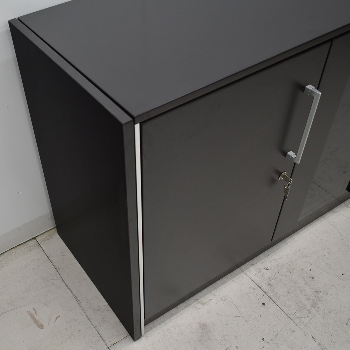 【中古】オカムラ　マスターラインII　クレデンザ（サイドボード）ガラス扉タイプ　ソフトクローズ機能　幅1840　ダークブラウン　2026012104【中古オフィス家具】