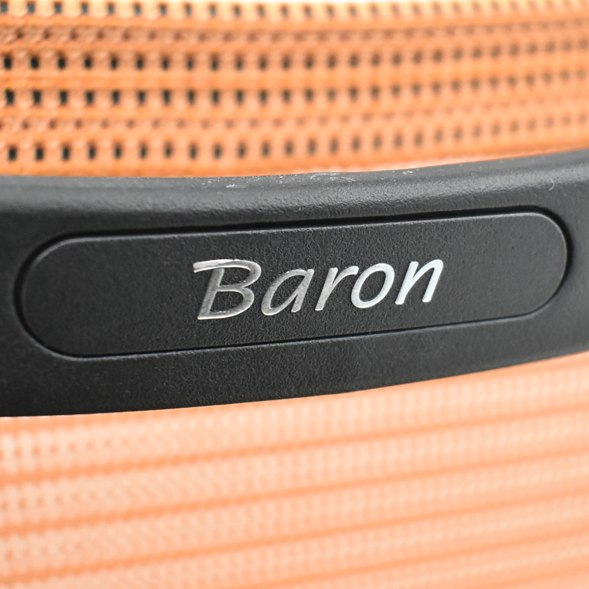 【中古】オカムラ　バロン　ハイバック　可動肘　ポリッシュ　ブラック×オレンジ　肘パッド新品　2026012203【中古オフィス家具】