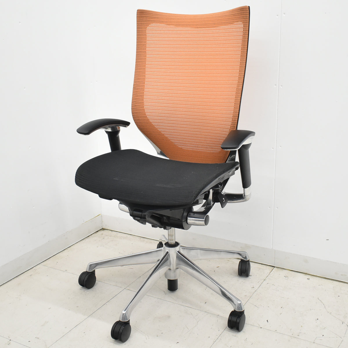 【中古】オカムラ　バロン　ハイバック　可動肘　ポリッシュ　ブラック×オレンジ　肘パッド新品　2026012203【中古オフィス家具】