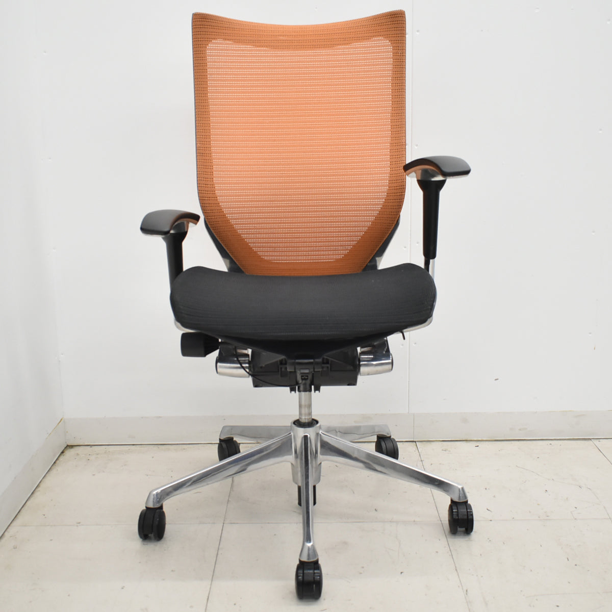 【中古】オカムラ　バロン　ハイバック　可動肘　ポリッシュ　ブラック×オレンジ　肘パッド新品　2026012203【中古オフィス家具】