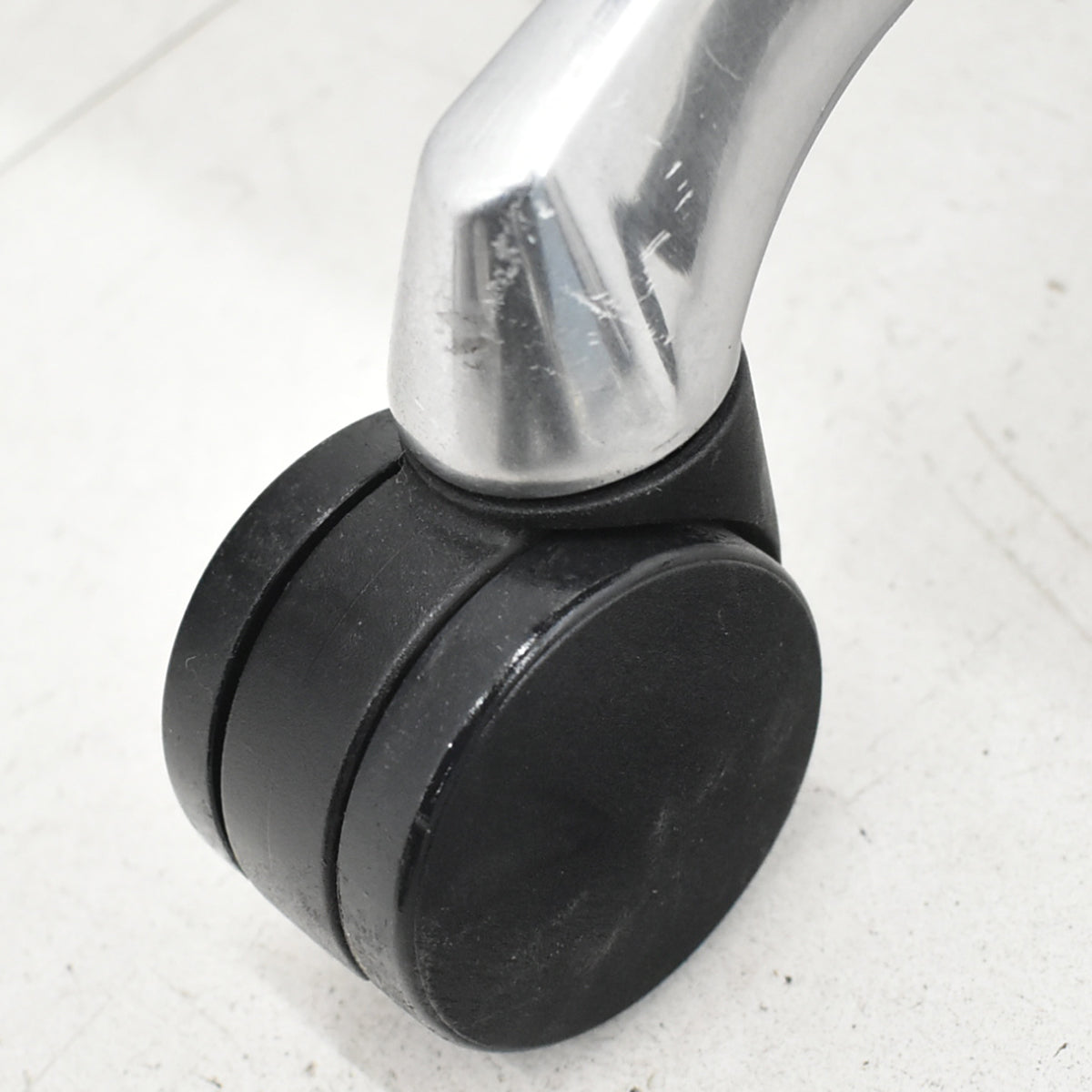 【中古】オカムラ　バロン　ハイバック　可動肘　ポリッシュ　ブラック×オレンジ　肘パッド新品　2026012203【中古オフィス家具】