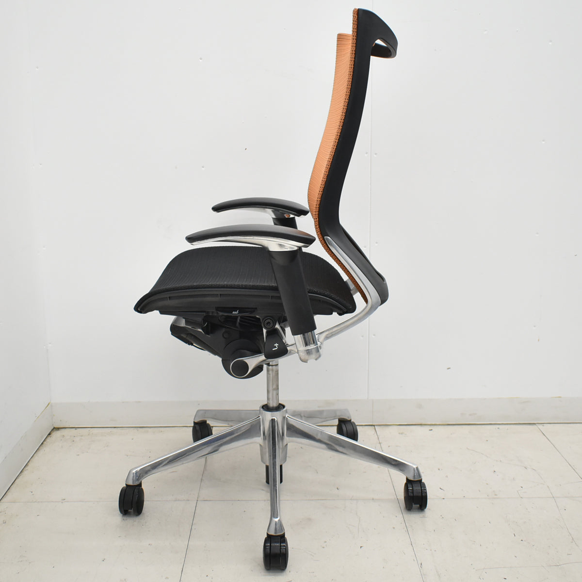 【中古】オカムラ　バロン　ハイバック　可動肘　ポリッシュ　ブラック×オレンジ　肘パッド新品　2026012203【中古オフィス家具】