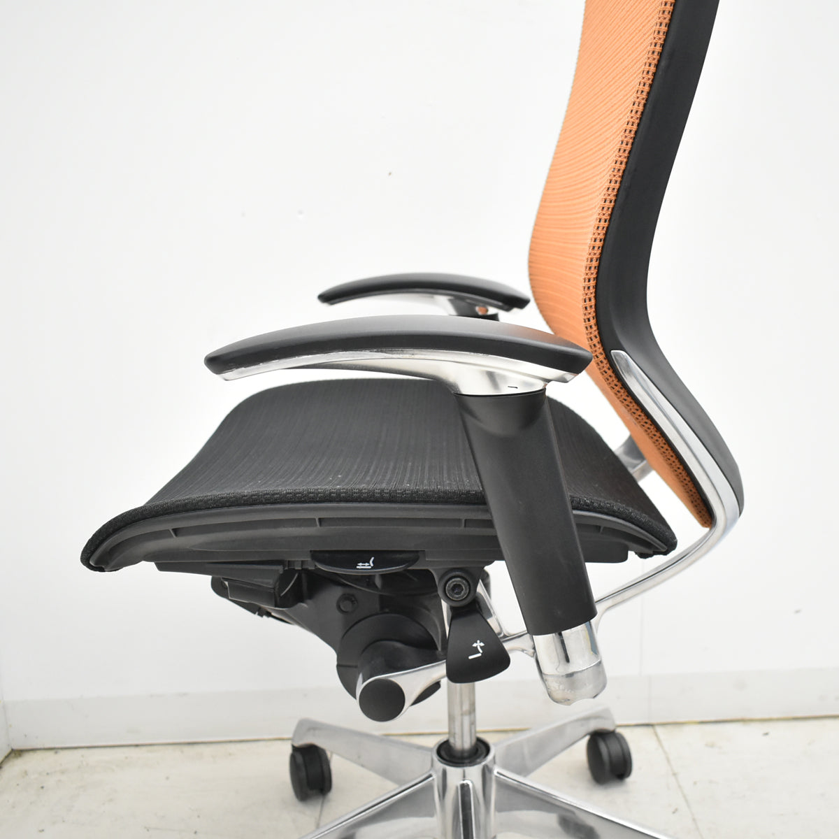 【中古】オカムラ　バロン　ハイバック　可動肘　ポリッシュ　ブラック×オレンジ　肘パッド新品　2026012203【中古オフィス家具】