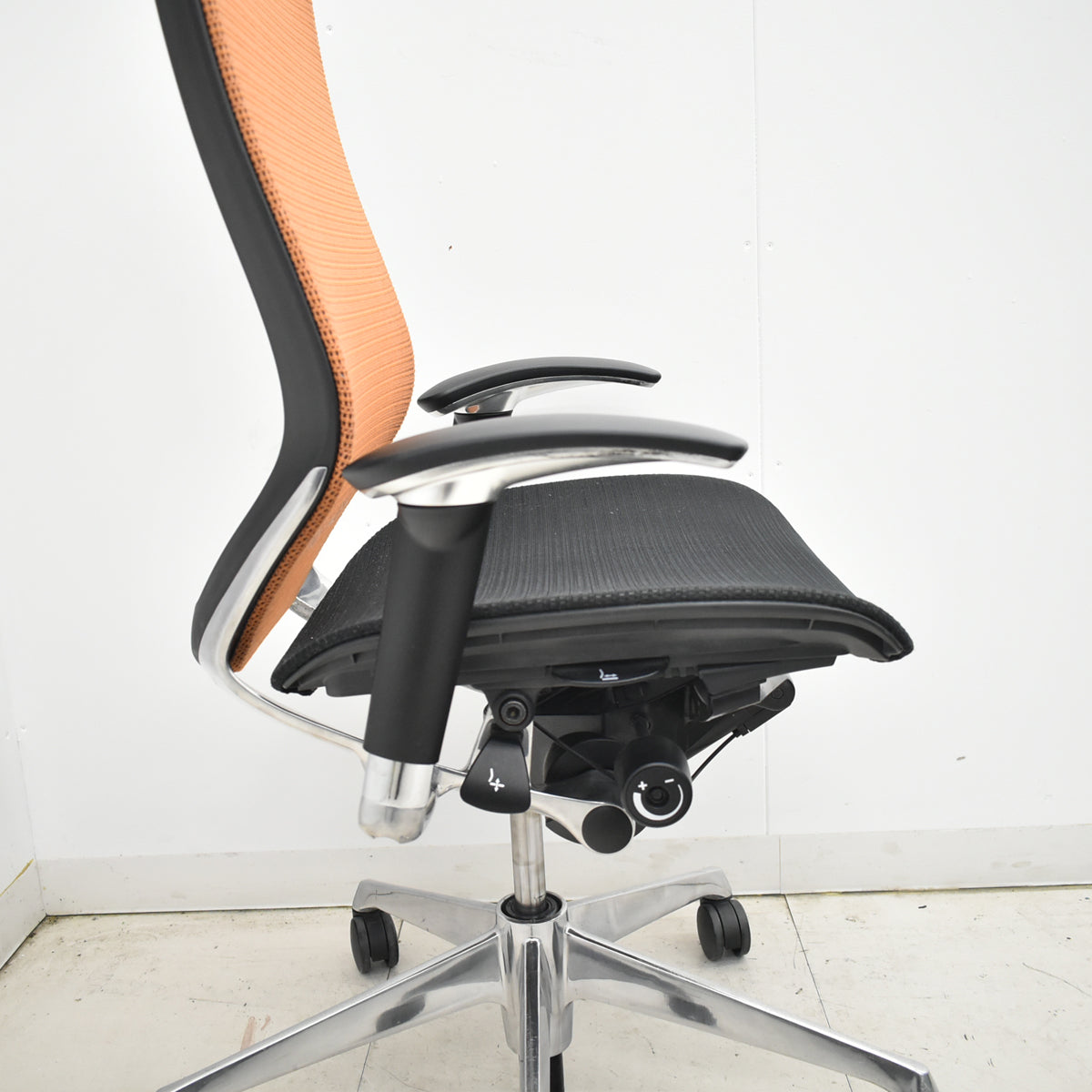 【中古】オカムラ　バロン　ハイバック　可動肘　ポリッシュ　ブラック×オレンジ　肘パッド新品　2026012203【中古オフィス家具】