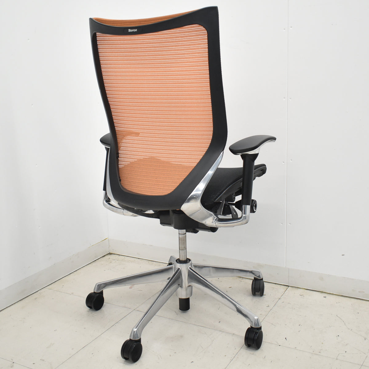 【中古】オカムラ　バロン　ハイバック　可動肘　ポリッシュ　ブラック×オレンジ　肘パッド新品　2026012203【中古オフィス家具】