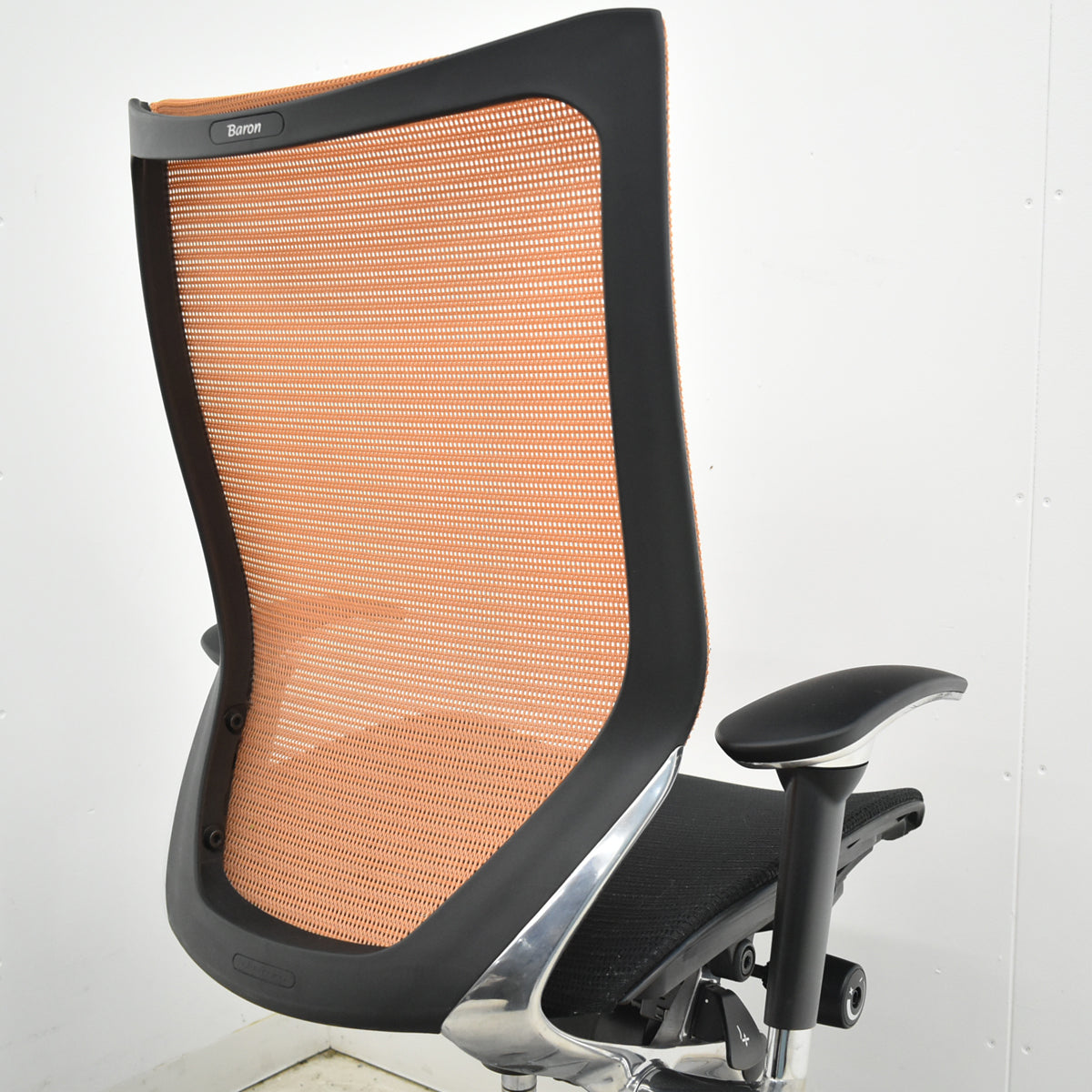 【中古】オカムラ　バロン　ハイバック　可動肘　ポリッシュ　ブラック×オレンジ　肘パッド新品　2026012203【中古オフィス家具】