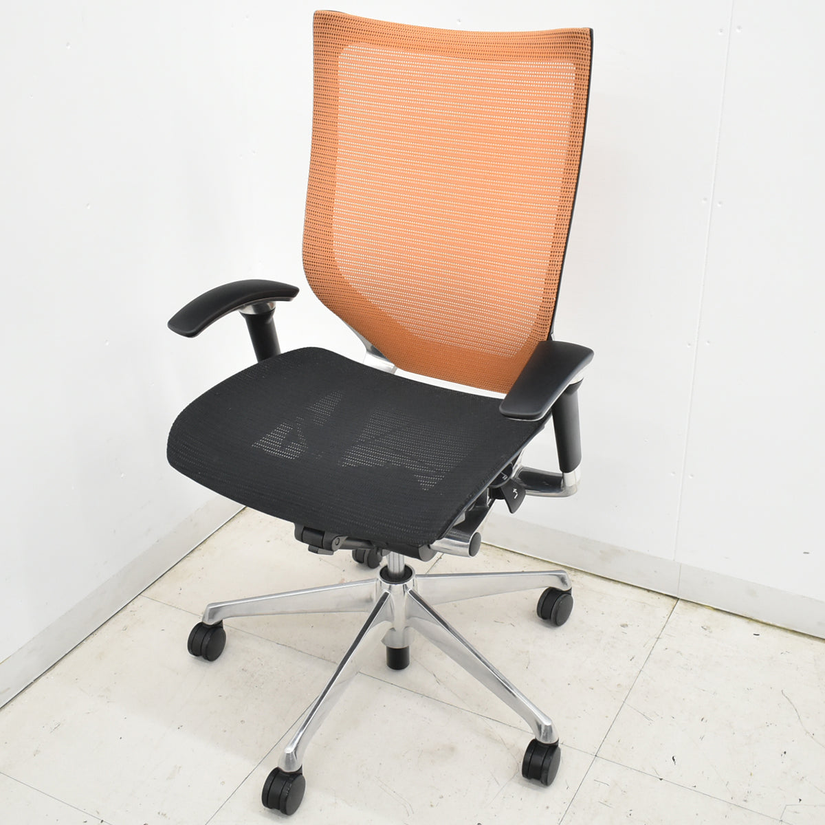【中古】オカムラ　バロン　ハイバック　可動肘　ポリッシュ　ブラック×オレンジ　肘パッド新品　2026012204【中古オフィス家具】