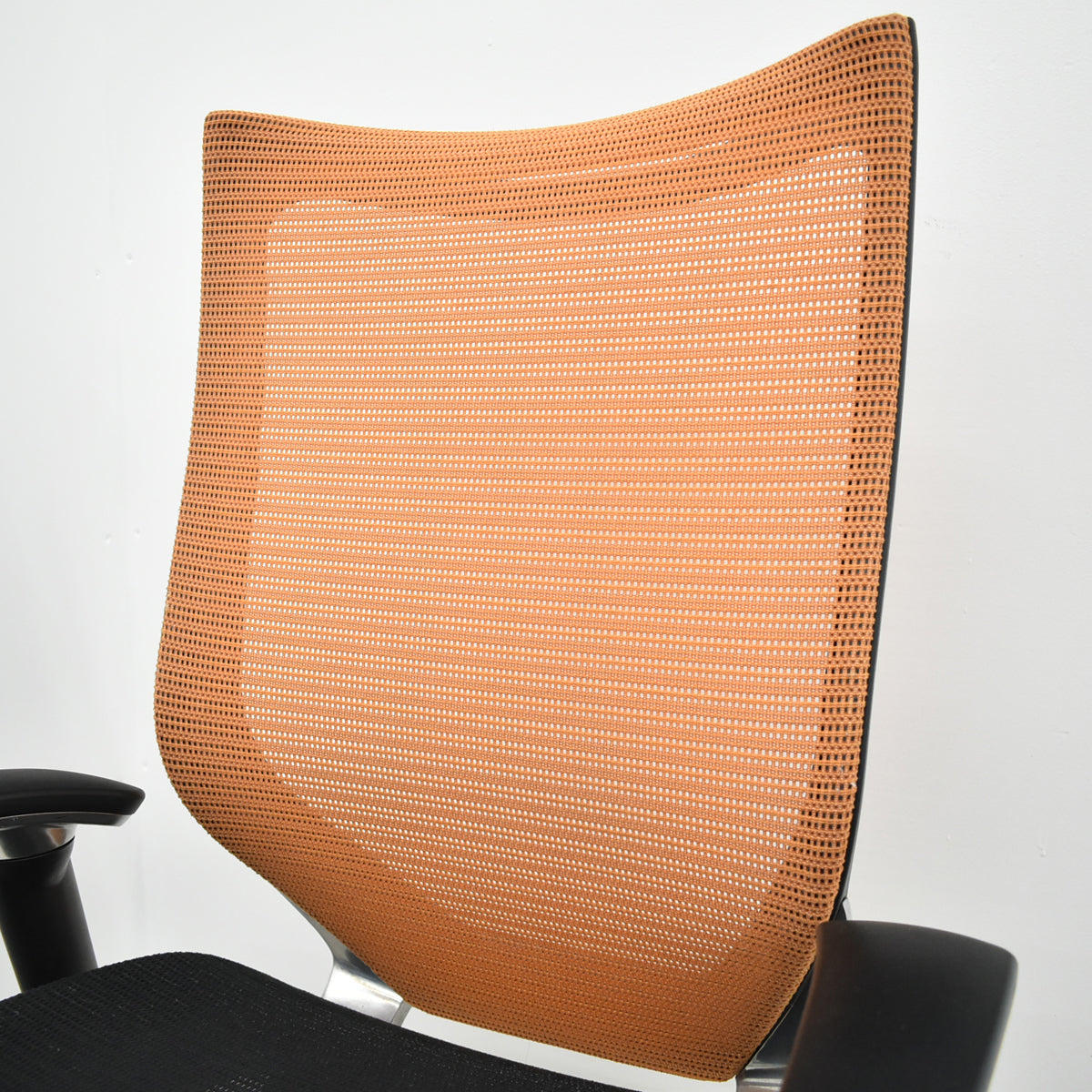 【中古】オカムラ　バロン　ハイバック　可動肘　ポリッシュ　ブラック×オレンジ　肘パッド新品　2026012204【中古オフィス家具】