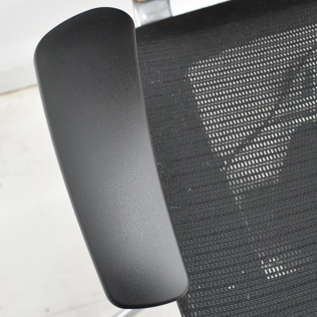 【中古】オカムラ　バロン　ハイバック　可動肘　ポリッシュ　ブラック×オレンジ　肘パッド新品　2026012204【中古オフィス家具】