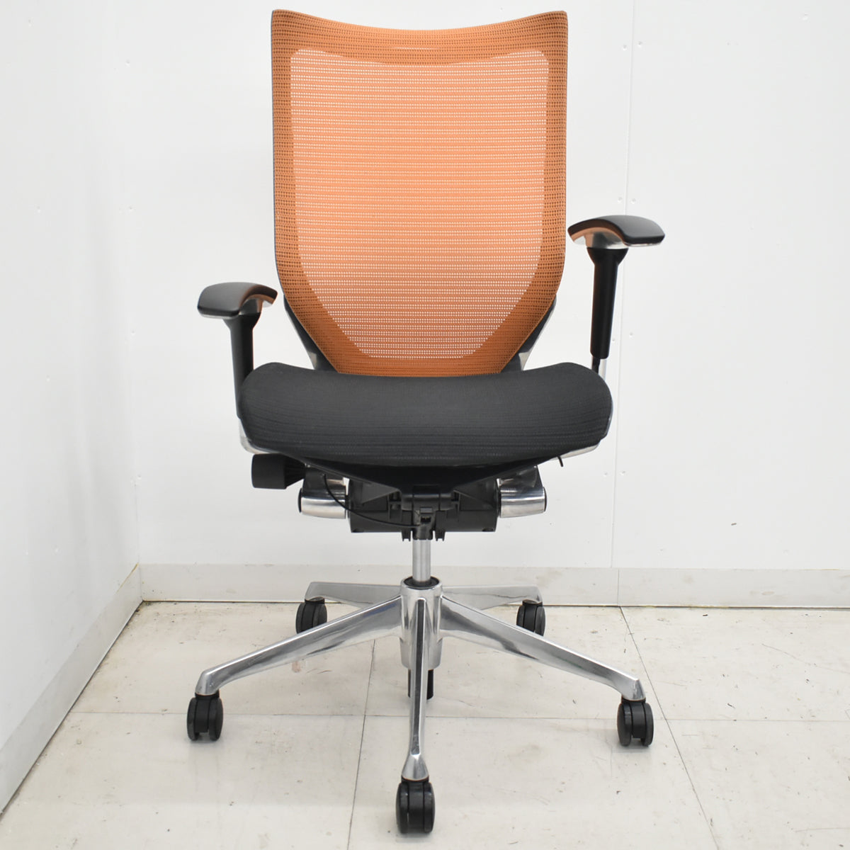 【中古】オカムラ　バロン　ハイバック　可動肘　ポリッシュ　ブラック×オレンジ　肘パッド新品　2026012204【中古オフィス家具】