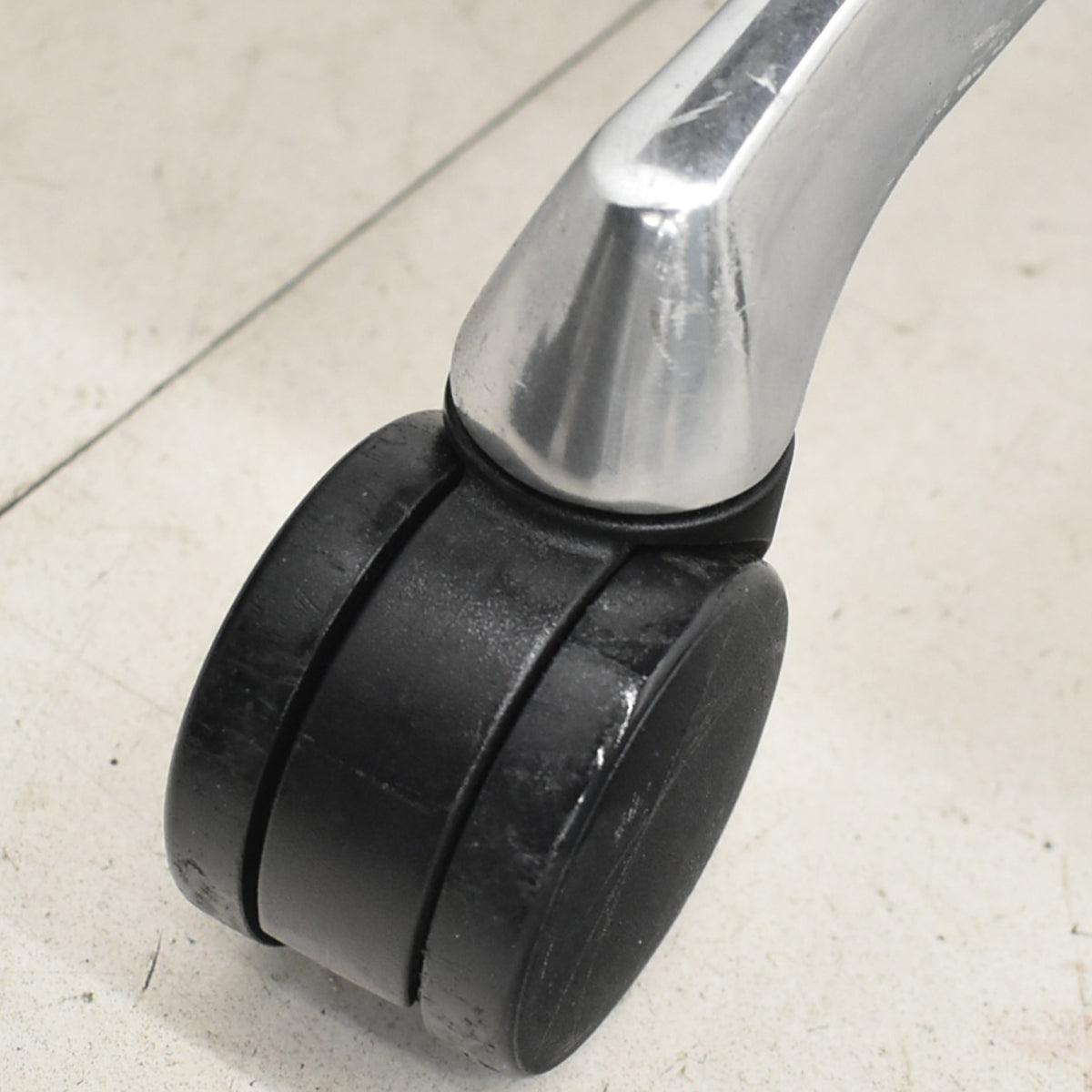 【中古】オカムラ　バロン　ハイバック　可動肘　ポリッシュ　ブラック×オレンジ　肘パッド新品　2026012204【中古オフィス家具】