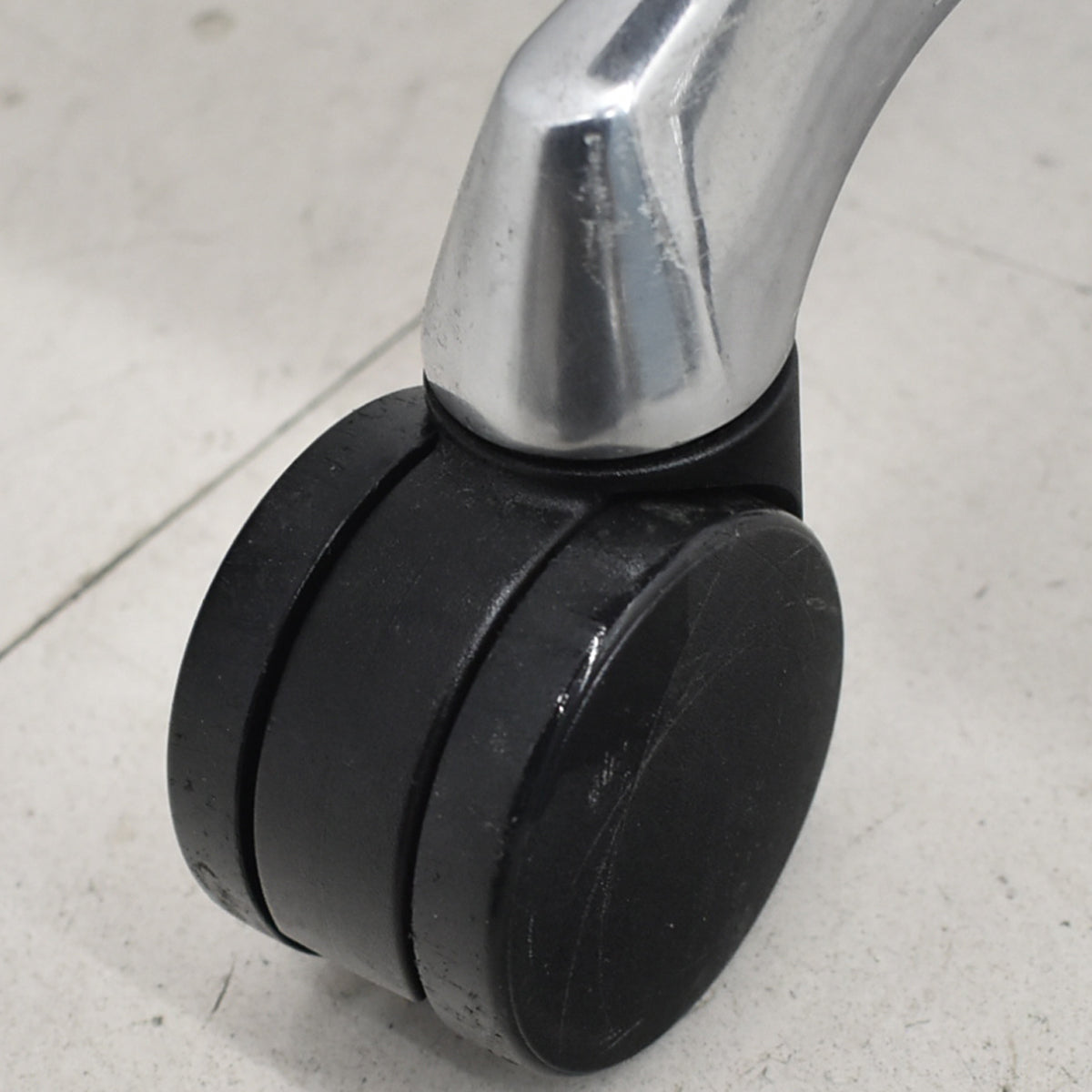 【中古】オカムラ　バロン　ハイバック　可動肘　ポリッシュ　ブラック×オレンジ　肘パッド新品　2026012204【中古オフィス家具】