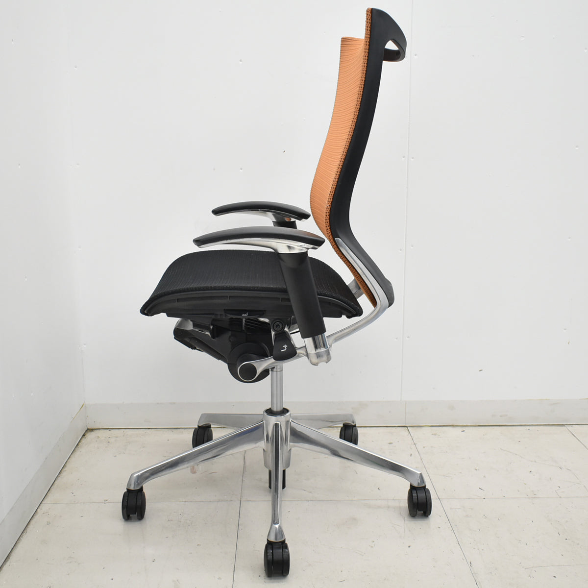 【中古】オカムラ　バロン　ハイバック　可動肘　ポリッシュ　ブラック×オレンジ　肘パッド新品　2026012204【中古オフィス家具】