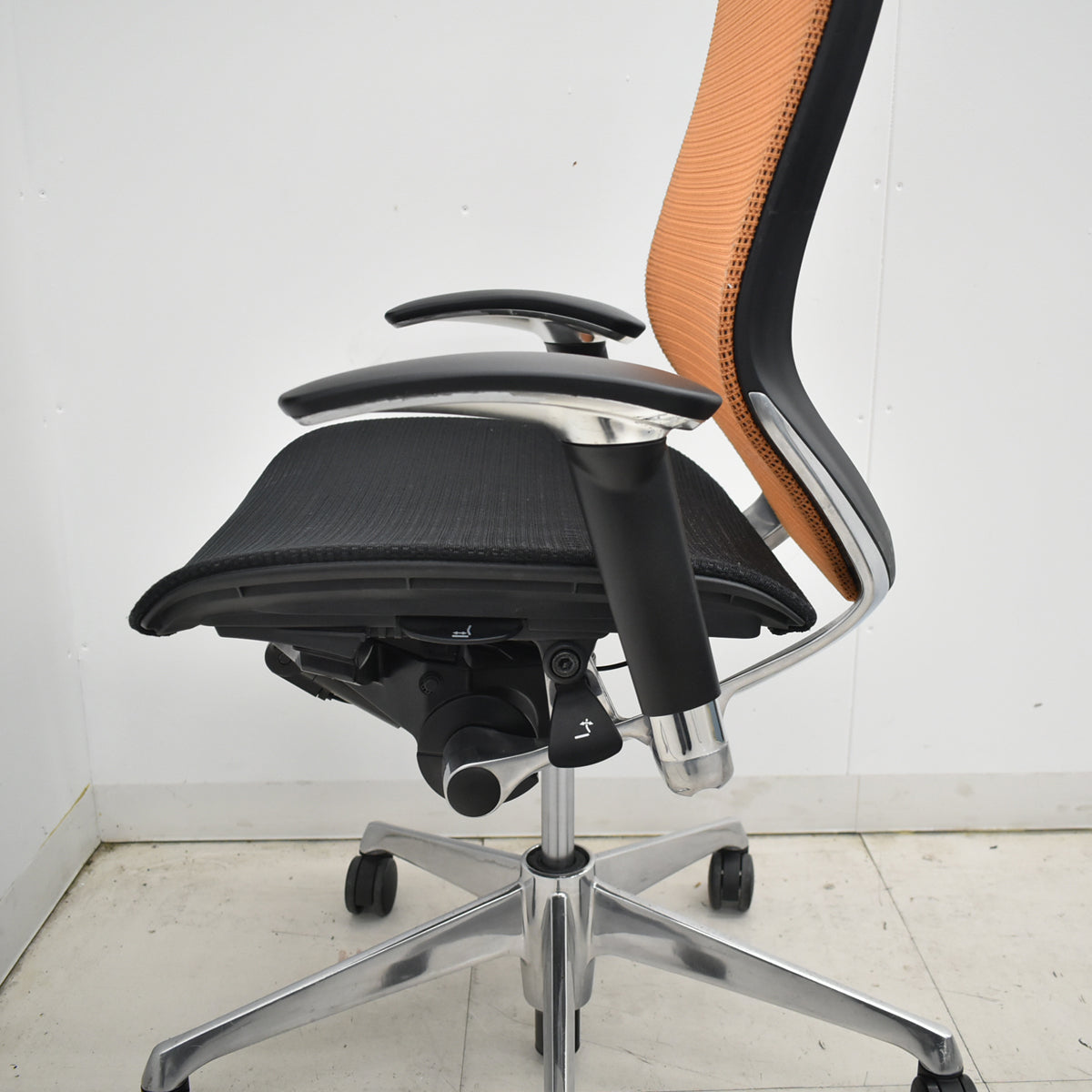 【中古】オカムラ　バロン　ハイバック　可動肘　ポリッシュ　ブラック×オレンジ　肘パッド新品　2026012204【中古オフィス家具】