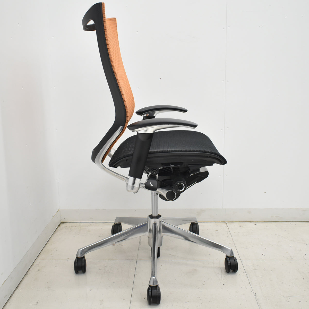【中古】オカムラ　バロン　ハイバック　可動肘　ポリッシュ　ブラック×オレンジ　肘パッド新品　2026012204【中古オフィス家具】