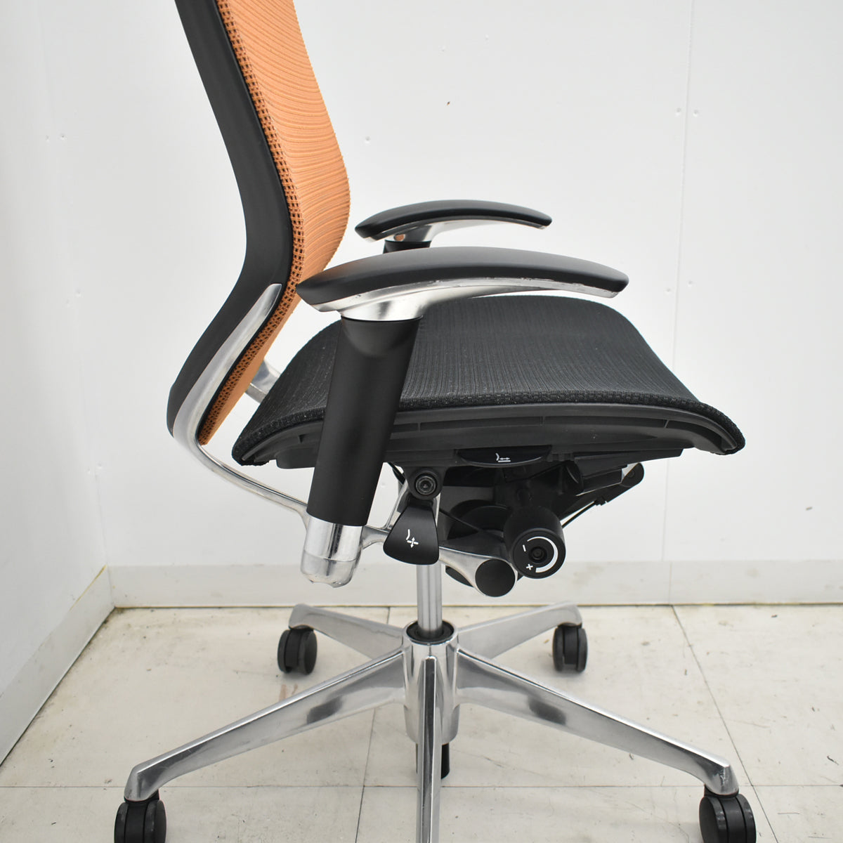 【中古】オカムラ　バロン　ハイバック　可動肘　ポリッシュ　ブラック×オレンジ　肘パッド新品　2026012204【中古オフィス家具】