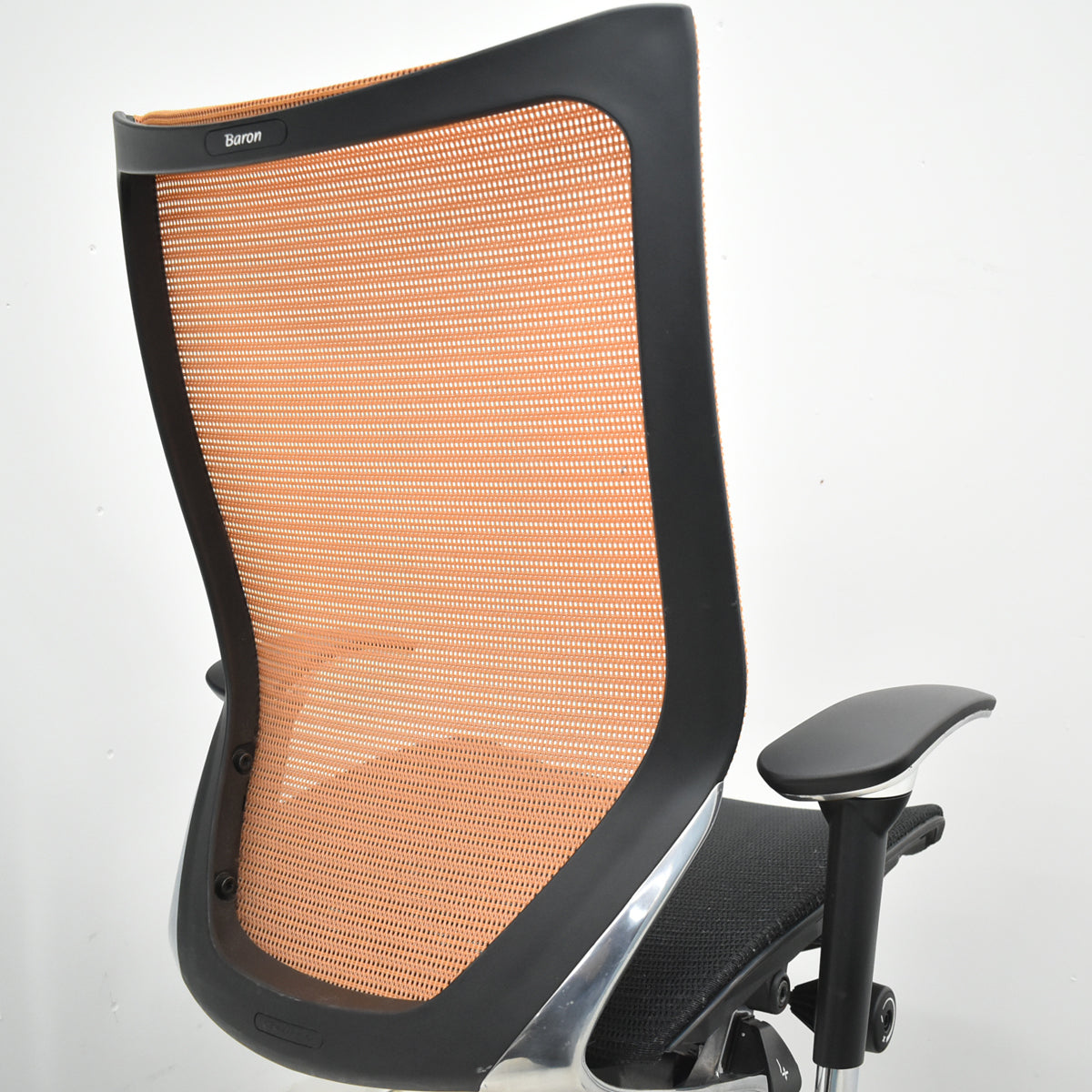 【中古】オカムラ　バロン　ハイバック　可動肘　ポリッシュ　ブラック×オレンジ　肘パッド新品　2026012204【中古オフィス家具】