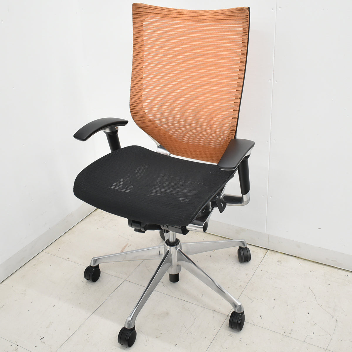 【中古】オカムラ　バロン　ハイバック　可動肘　ポリッシュ　ブラック×オレンジ　肘パッド新品　2026012205【中古オフィス家具】